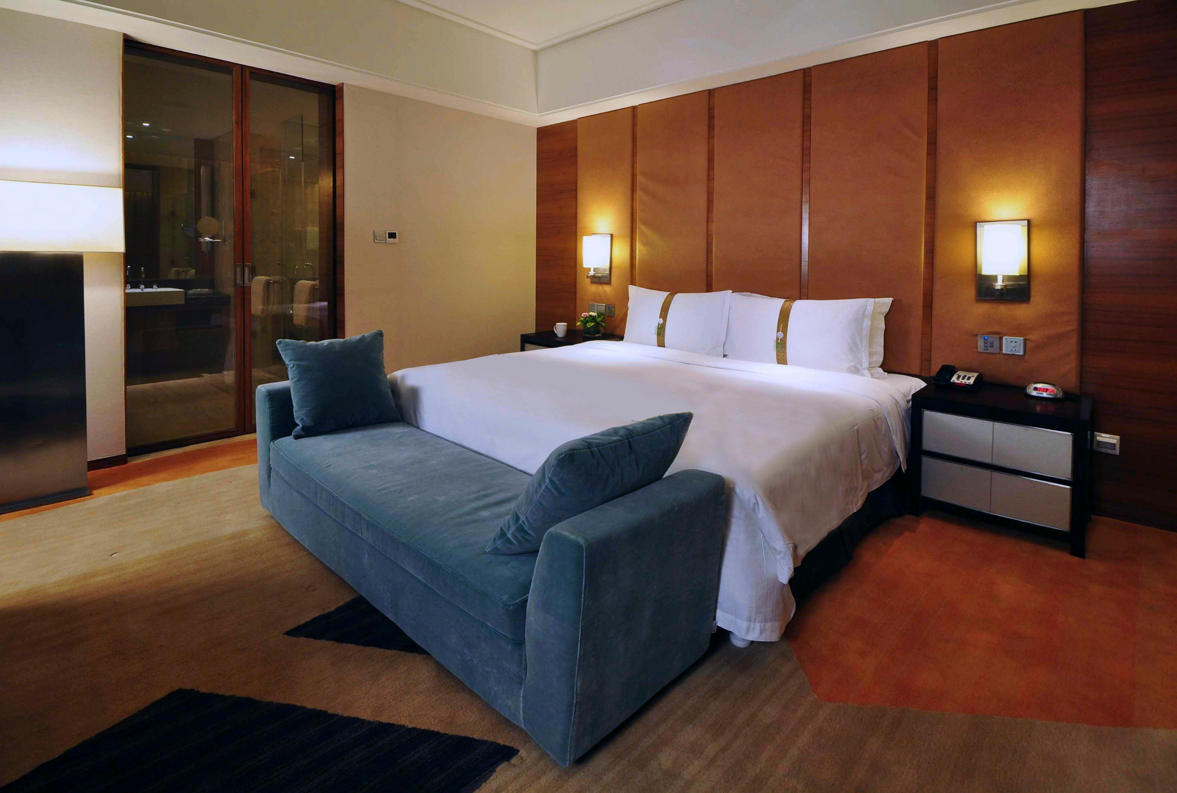 Holiday Inn Qingdao City Center By Ihg - May 4Th Square Exterior photo