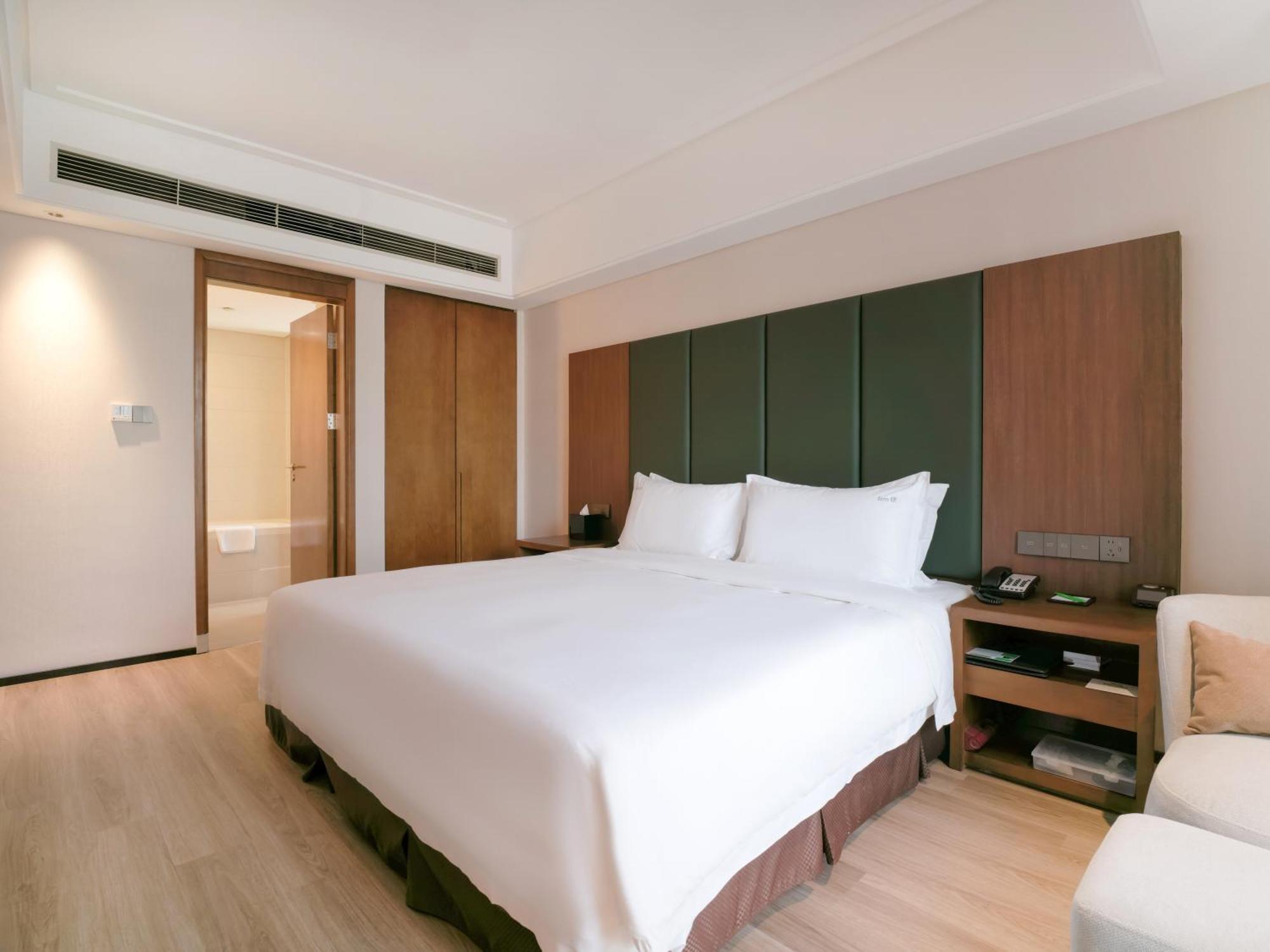 Holiday Inn Qingdao City Center By Ihg - May 4Th Square Exterior photo