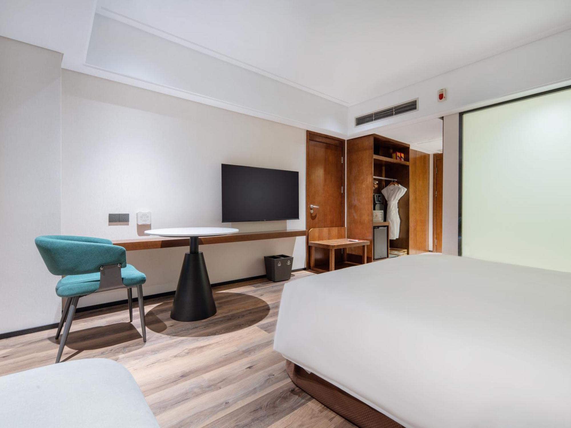 Holiday Inn Qingdao City Center By Ihg - May 4Th Square Exterior photo